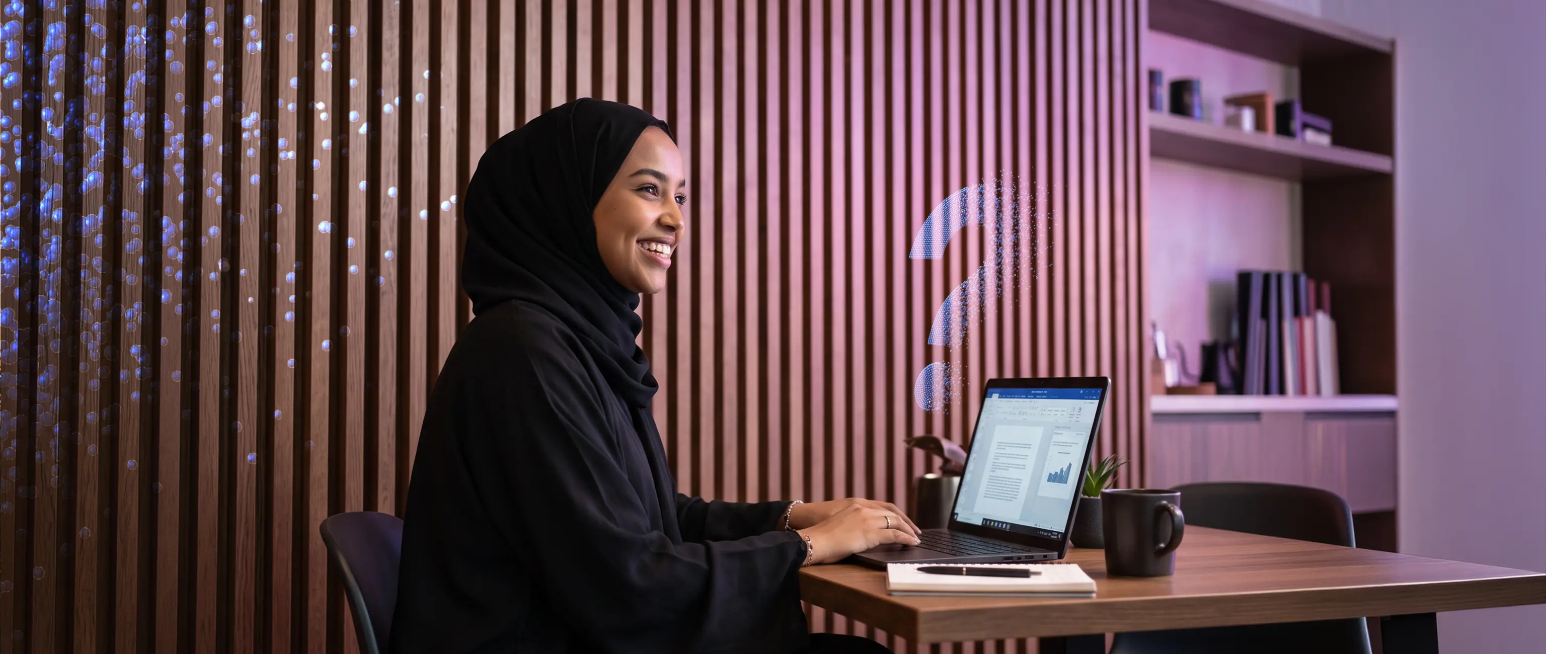امرأة مبتسمة ترتدي الحجاب وتستخدم حاسوباً محمولاً تظهر فوقه علامة استفهام رقمية مضيئة، مما يمثل قسم الأسئلة الشائعة (FAQ) والدعم الإلكتروني للعملاء في الصكوك الوطنية.
